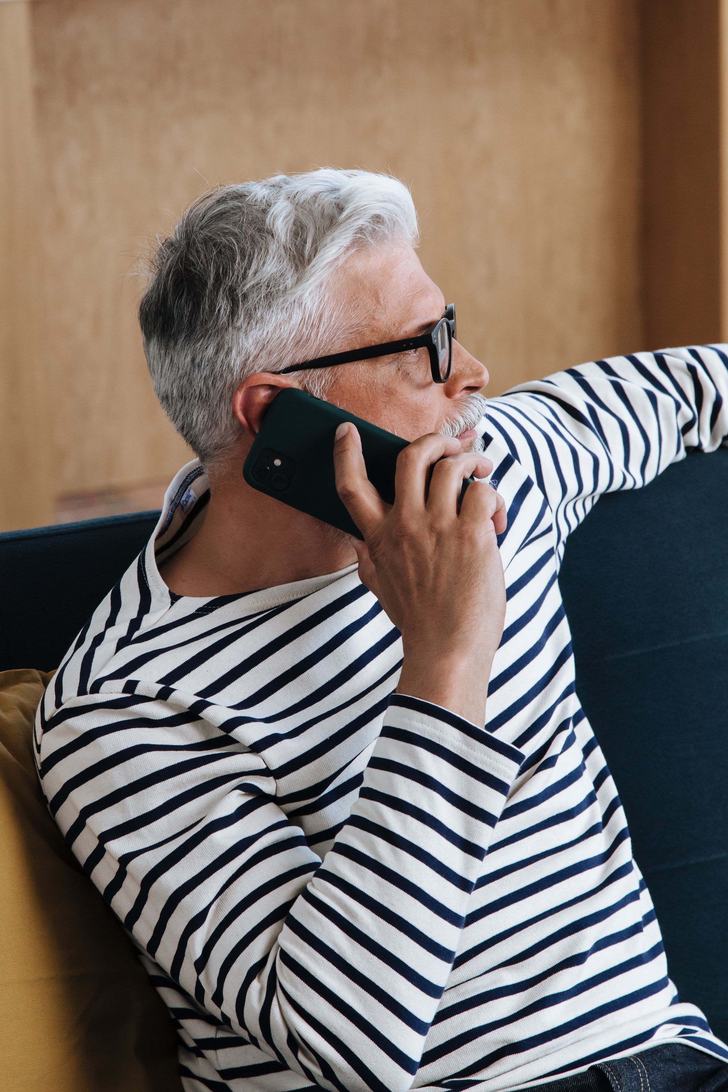 A man on the sofa in a phone call
